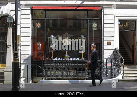 Vereinigtes Königreich /London /Savile Row/ Mann, der am Huntsman Savile Row Schneider vorbeikommt. Stockfoto