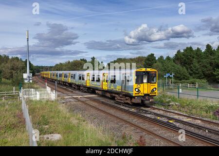 Merseyrail Elektrik Klasse 507+ 508 Elektrozüge der dritten Schiene 507014 + 508122 auf der Merseyrail Northern Linie an Freshfield vorbei Stockfoto