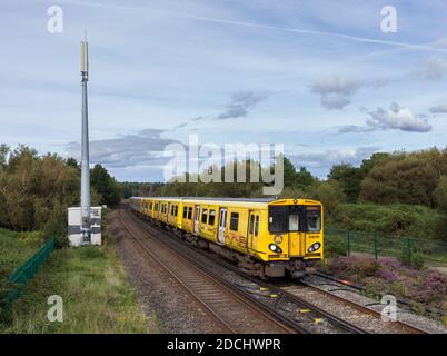 Merseyrail Elektrik Klasse 507 + 508 dritte Schiene elektrische Züge 508139 + 507028 Passing Freshfield auf der Merseyrail Northern Line Stockfoto