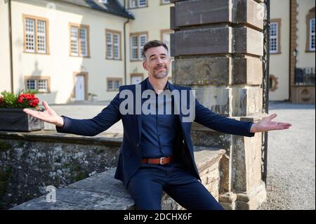 23. September 2020, Nordrhein-Westfalen, Bergisches Land bei Köln: Der Schauspieler Jo weil (Oliver Sabel) sitzt während eines Fotoshootings für die TVNOW-Serie 'Verbotene Liebe - Next Generation' am Filmset. Foto: Henning Kaiser/dpa Stockfoto