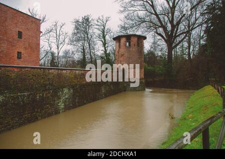 Mittelalterlicher Burggraben überflutet nach einer Zeit von starkem Regen.Legnano - Italien Stockfoto