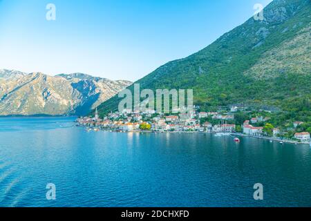 Blick auf die Kirche St. Eustachius, Dobrota an der Adriaküste bei Sonnenaufgang, Kotor, Montenegro, Europa Stockfoto