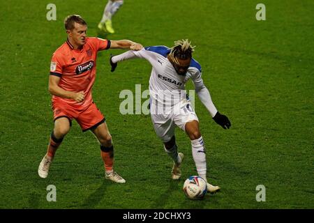 BIRKENHEAD, ENGLAND. 21. NOVEMBER Tranmeres Morgan Ferrier kämpft mit Grimsbys Danny Preston während des Sky Bet League 2 Spiels zwischen Tranmere Rovers und Grimsby Town im Prenton Park, Birkenhead am Samstag, 21. November 2020. (Kredit: Chris Donnelly, MI News) Kredit: MI Nachrichten & Sport /Alamy Live Nachrichten Stockfoto