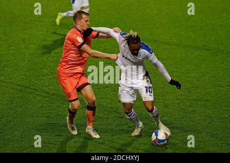 BIRKENHEAD, ENGLAND. 21. NOVEMBER Tranmeres Morgan Ferrier kämpft mit Grimsbys Danny Preston während des Sky Bet League 2 Spiels zwischen Tranmere Rovers und Grimsby Town im Prenton Park, Birkenhead am Samstag, 21. November 2020. (Kredit: Chris Donnelly, MI News) Kredit: MI Nachrichten & Sport /Alamy Live Nachrichten Stockfoto