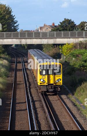 Merseyrail Elektrik Klasse 508 + 507 dritte Schiene elektrische Züge 508139 + 507028 über Ainsdale auf der Merseyrail Northern Line Stockfoto