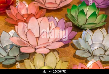 Farbenfroher Kerzenhalter aus Glas in Form einer Blume auf einem Markt in Dressed, Deutschland Stockfoto