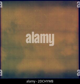 Rauschiger, grunziger Filmrahmen mit Kratzern, Staub und Körnung. Abstrakt alten Film Hintergrund Stockfoto