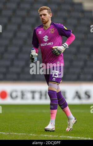 MILTON KEYNES, ENGLAND. NOVEMBER. Milton Keynes Dons Torwart Andy Fisher vor der Sky Bet League ein Spiel zwischen MK Dons und Hull City im Stadium MK, Milton Keynes am Samstag, 21. November 2020. (Kredit: John Cripps - MI News) Kredit: MI Nachrichten & Sport /Alamy Live Nachrichten Stockfoto