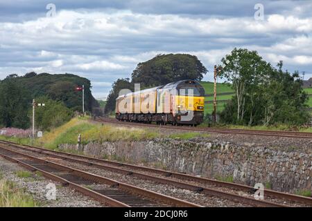 2 Colas Rail Güterzuglokomotiven der Baureihe 67 schleppen ein Netz Eisenbahninfrastrukturüberwachungszug an der Anschlussstelle Settle Stockfoto