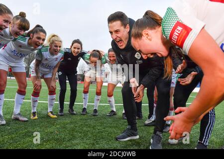 Knokke, Belgien. November 2020. OHL-Cheftrainer Jimmy Coenraets feiert mit seinen Spielern nach dem Sieg bei einem Frauenfußballspiel zwischen Club Brugge Dames YLA und Oud Heverlee Leuven am 8. Spieltag der Saison 2020 - 2021 der belgischen Scooore Womens Super League, samstag, 21. November 2020 in Knokke, Belgien . FOTO SPORTPIX.BE - David CATRY David Catry - Sportpix.be - SPP Quelle: SPP Sport Press Foto. /Alamy Live Nachrichten Stockfoto