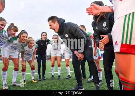 Knokke, Belgien. November 2020. OHL-Cheftrainer Jimmy Coenraets feiert mit seinen Spielern nach dem Sieg bei einem Frauenfußballspiel zwischen Club Brugge Dames YLA und Oud Heverlee Leuven am 8. Spieltag der Saison 2020 - 2021 der belgischen Scooore Womens Super League, samstag, 21. November 2020 in Knokke, Belgien . FOTO SPORTPIX.BE - David CATRY David Catry - Sportpix.be - SPP Quelle: SPP Sport Press Foto. /Alamy Live Nachrichten Stockfoto