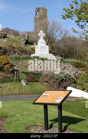 Ardstinchar Castle und war Memorial Informationstafel in Ballantrae, South Ayrshire, Schottland, Großbritannien Stockfoto