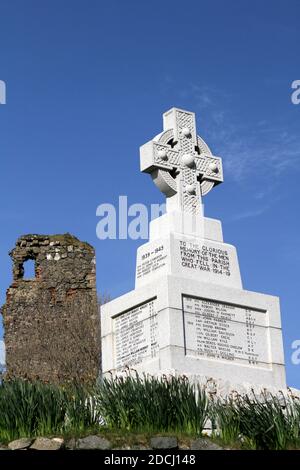 Ballantrae, South West Scotland, UK Ardstinchar Castle und war Memorial Stockfoto