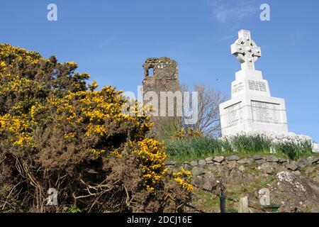 Ballantrae, South West Scotland, UK Ardstinchar Castle und war Memorial Stockfoto