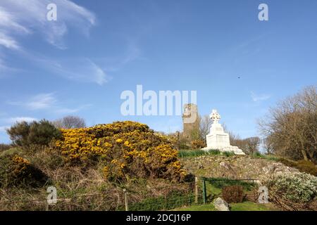 Ballantrae, South West Scotland, UK Ardstinchar Castle und war Memorial Stockfoto