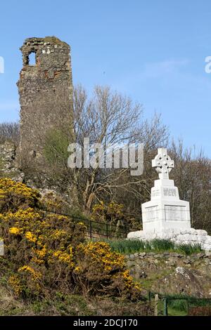 Ballantrae, South West Scotland, UK Ardstinchar Castle und war Memorial Stockfoto