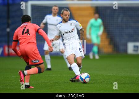 BIRKENHEAD, ENGLAND. 21. NOVEMBER Tranmeres Jay Spearing spielt den Ball vorwärts während des Sky Bet League 2 Spiels zwischen Tranmere Rovers und Grimsby Town im Prenton Park, Birkenhead am Samstag, 21. November 2020. (Kredit: Chris Donnelly, MI News) Kredit: MI Nachrichten & Sport /Alamy Live Nachrichten Stockfoto