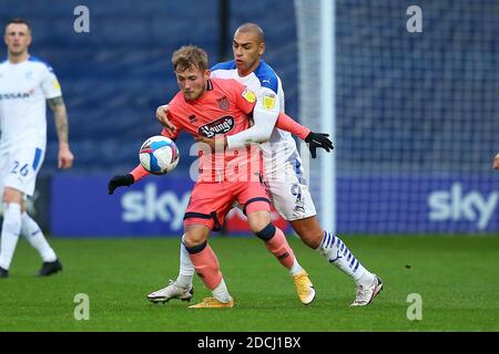 BIRKENHEAD, ENGLAND. 21. NOVEMBER Grimsbys George Williams hält Tranmeres James Vaughan während der Sky Bet League 2 Spiel zwischen Tranmere Rovers und Grimsby Town im Prenton Park, Birkenhead am Samstag 21. November 2020. (Kredit: Chris Donnelly, MI News) Kredit: MI Nachrichten & Sport /Alamy Live Nachrichten Stockfoto