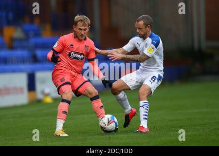BIRKENHEAD, ENGLAND. 21. NOVEMBER Grimsbys George Williams hält Tranmeres Jay Spearing während des Sky Bet League 2-Spiels zwischen Tranmere Rovers und Grimsby Town im Prenton Park, Birkenhead am Samstag, 21. November 2020 ab. (Kredit: Chris Donnelly, MI News) Kredit: MI Nachrichten & Sport /Alamy Live Nachrichten Stockfoto