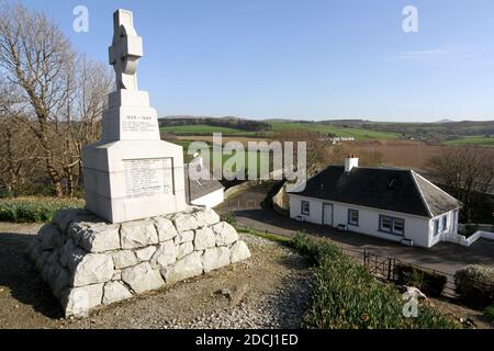 Ballantrea, South Ayrshire, Schottland, UK Alte Brücke Mauthaus in Ballantrae über den Fluss Stinchar und Ardstinchar Castle Stockfoto