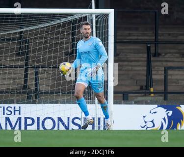 Ayr, Schottland, Großbritannien. November 2020. ; Somerset Park, Ayr, South Ayrshire, Schottland; Scottish Championship Football, Ayr United gegen Dundee FC; Dundee Torwart Adam Legzdins sucht nach einem Outlet Credit: Action Plus Sports Images/Alamy Live News Stockfoto