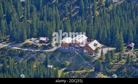 Luftaufnahme der Lindauer Hütte des Deutschen Alpenvereins in einem Tal im Rätikon-Gebirge, Montafon, Alpen, Österreich. Stockfoto