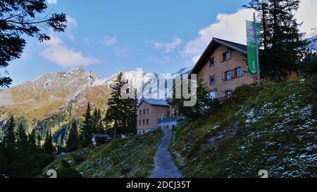 Berghütte Lindauer Hütte betrieben vom Deutschen Alpenverein in einem Tal im Rätikon-Gebirge, Montafon. Stockfoto