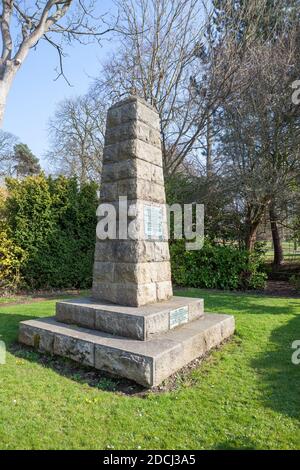 Obelisk auf dem Gelände von Captain Cooks Hütte in Great Ayton - eine Nachbildung des Obelisken bei Point Hicks In Australien Stockfoto