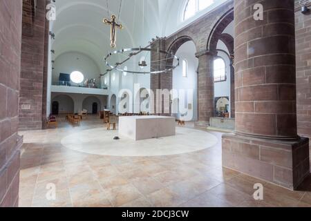 Innenansicht des Altars und Kirchenschiffs am Kolleg der Auferstehung in Mirfield, West Yorkshire Stockfoto