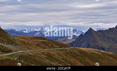 Schöne Panoramasicht auf die schneebedeckten Bergwelt von Rätikon bei Gargellen, Montafontal, Alpen, Österreich mit Wanderweg. Stockfoto