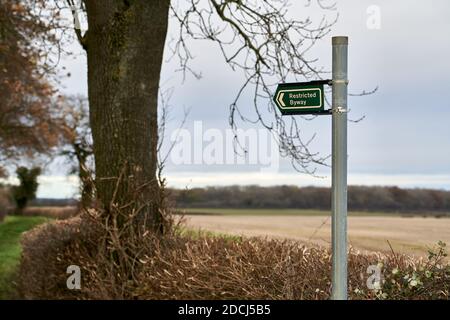 Beschränkter Wegweiser, der auf eine Spur ohne Zufahrt zum Kraftfahrzeug hinweist Durch Lincolnshire Ackerland öffentliches Wegerecht Stockfoto