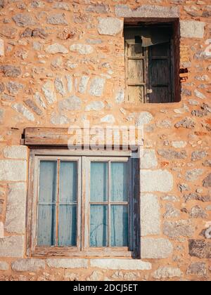 Vintage Holzfenster auf Steinhaus, weiches Licht Stockfoto