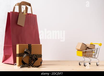 Geschenkbox, Warenkorb, Tasche und Geschenkbox. Konzept Saison Verkaufszeit mit Kopieplatz. Stockfoto