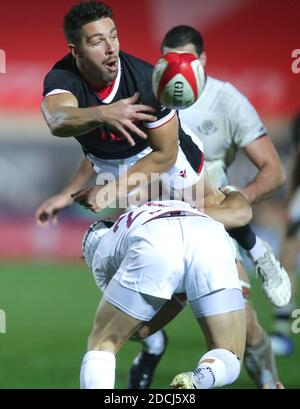 Wales' Rhys Webb wird von Georgiens Gela Aprasidze während des Herbst-Nations-Cup-Spiels im Parc y Scarlets, Llanelli, angegangen. Stockfoto