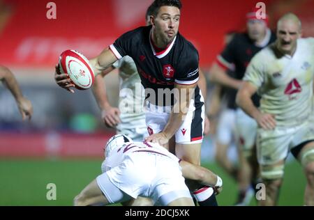 Wales' Rhys Webb wird von Georgiens Gela Aprasidze während des Herbst-Nations-Cup-Spiels im Parc y Scarlets, Llanelli, angegangen. Stockfoto