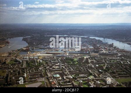 Großbritannien, London, Docklands, Themse, Isle of Dogs, 1989. Canary Wharf wird gerade gebaut, darunter ein Canada Square, ein Wolkenkratzer. Nach Fertigstellung war es dann das höchste Gebäude in London. Pappelbereich im Vordergrund. Stockfoto