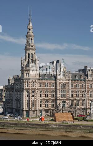 Antwerpen, Belgien - 16. Juni 2017: Stadtbild eines Hafens von Antwerpen in Belgien über dem Fluss. Stockfoto