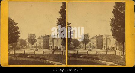 Obere Main St. mit Commons im Vordergrund, 4-geschossige Gebäude dahinter. Standbild, Stereographen, 1850 - 1930 Stockfoto