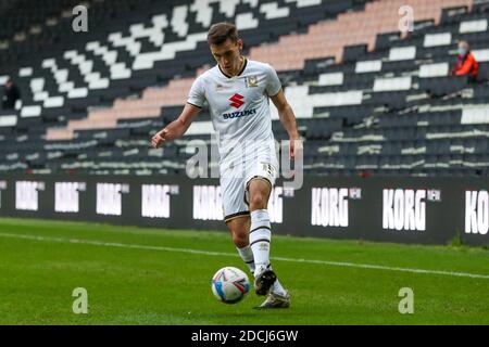 MILTON KEYNES, ENGLAND. NOVEMBER. Milton Keynes Dons Warren O'Hora während der ersten Hälfte der Sky Bet League ein Spiel zwischen MK Dons und Hull City im Stadium MK, Milton Keynes am Samstag, 21. November 2020. (Kredit: John Cripps - MI News) Kredit: MI Nachrichten & Sport /Alamy Live Nachrichten Stockfoto