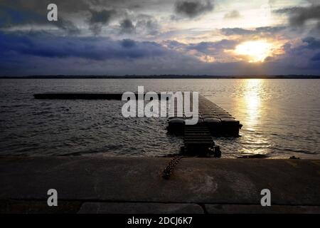 November 2020 - Anlegestelle in den Res bei Sonnenuntergang, genutzt vom Bootclub. Cheddar Reservoir, Somerset, Großbritannien Stockfoto