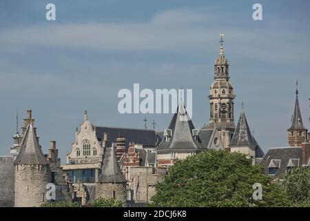 Antwerpen, Belgien - 16. Juni 2017: Stadtbild eines Hafens von Antwerpen in Belgien über dem Fluss. Stockfoto