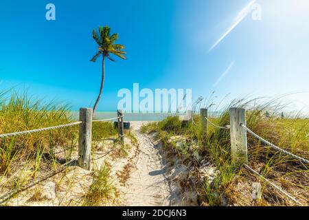 Blauer Himmel über Smathers Beach Eingang in Key West. Florida, USA Stockfoto