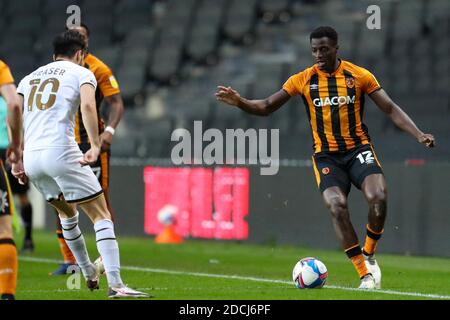 MILTON KEYNES, ENGLAND. NOVEMBER. Hull City's Josh Emmanuel während der ersten Hälfte der Sky Bet League ein Spiel zwischen MK Dons und Hull City im Stadion MK, Milton Keynes am Samstag, 21. November 2020. (Kredit: John Cripps - MI News) Kredit: MI Nachrichten & Sport /Alamy Live Nachrichten Stockfoto