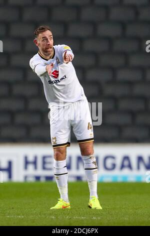 MILTON KEYNES, ENGLAND. NOVEMBER. Milton Keynes Dons Richard Keogh während der zweiten Hälfte der Sky Bet League ein Spiel zwischen MK Dons und Hull City im Stadium MK, Milton Keynes am Samstag, 21. November 2020. (Kredit: John Cripps - MI News) Kredit: MI Nachrichten & Sport /Alamy Live Nachrichten Stockfoto