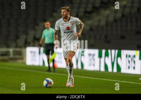 MILTON KEYNES, ENGLAND. NOVEMBER. Milton Keynes Dons Ben Gladwin während der zweiten Hälfte der Sky Bet League ein Spiel zwischen MK Dons und Hull City im Stadium MK, Milton Keynes am Samstag, 21. November 2020. (Kredit: John Cripps - MI News) Kredit: MI Nachrichten & Sport /Alamy Live Nachrichten Stockfoto