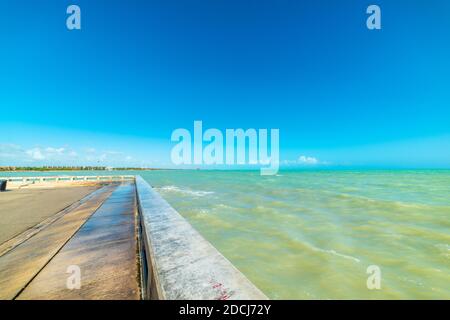 Pier in Higgs Strand unter klarem Himmel. Key West, Florida Stockfoto