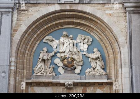 Bas-Relief über den Eingangstoren der Kirche St. Paul mit dem Bild der Heiligen. Antwerpen. Belgien. Stockfoto