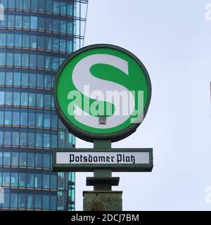 Öffentliche Verkehrsmittel und Bahnhof in Berlin Stockfoto