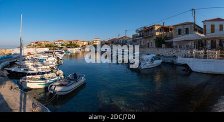 Mani, Griechenland - August 11 2020: Agios Nikolaos Dorf in der Nähe von Kardamyli, Peloponnes Stockfoto