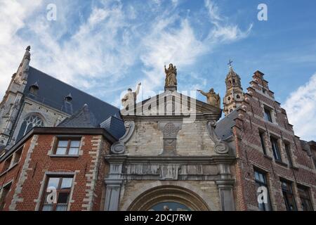 Skulpturen aus dem 18. Jahrhundert an der St. Paul's Church (Sint-Pauluskerk), einer römisch-katholischen Kirche an der Veemarktkade in Antwerpen, Belgien. Stockfoto